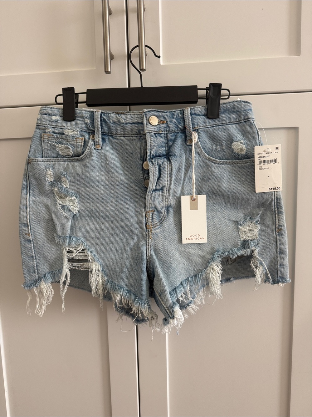 BNWT Good American Light Blue Distressed Denim Bombshell Shorts 6/28